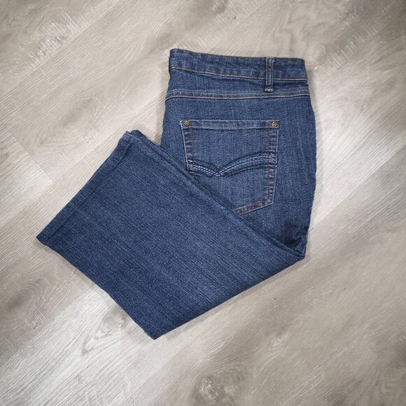 Bum Equipment Ladies Size 16W Petite Plus Medium Wash Jean Capri's - Picture 7 of 14